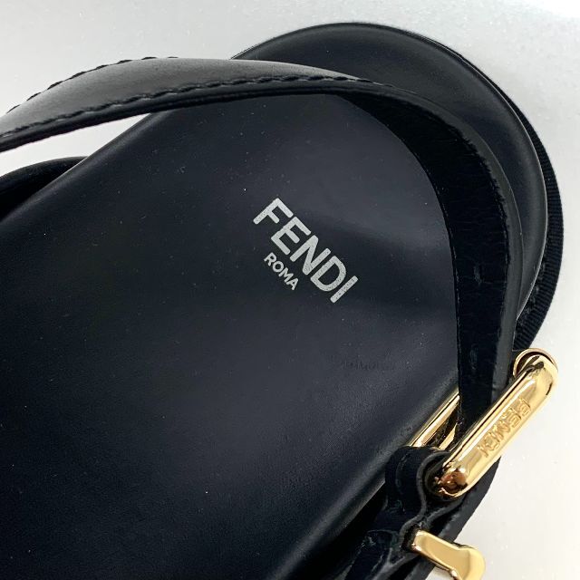 FENDI(フェンディ)の5806 フェンディ ズッカ レザー ファー フラットサンダル ブラック レディースの靴/シューズ(サンダル)の商品写真