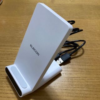 エレコム(ELECOM)のワイヤレス充電器　ELECOM W-Q505WH(バッテリー/充電器)