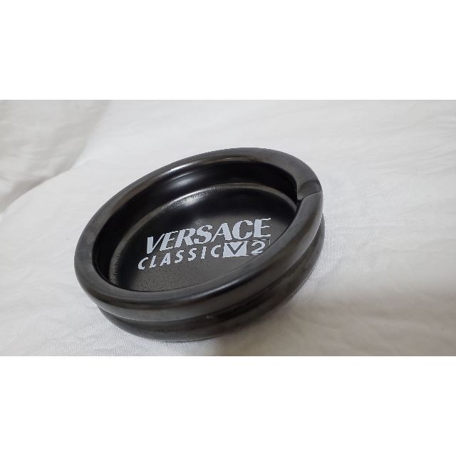 VERSACE(ヴェルサーチ)の正規希少 非売品 ヴェルサーチ アイコンロゴ文字 灰皿 黒×白 アッシュトレイ  インテリア/住まい/日用品のインテリア小物(灰皿)の商品写真