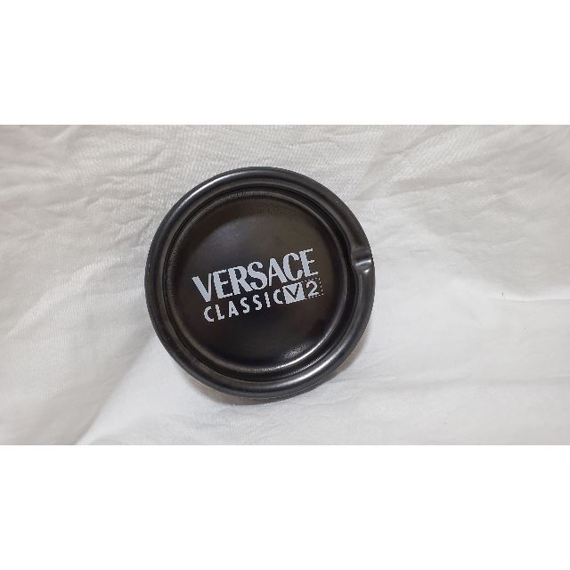 VERSACE(ヴェルサーチ)の正規希少 非売品 ヴェルサーチ アイコンロゴ文字 灰皿 黒×白 アッシュトレイ  インテリア/住まい/日用品のインテリア小物(灰皿)の商品写真