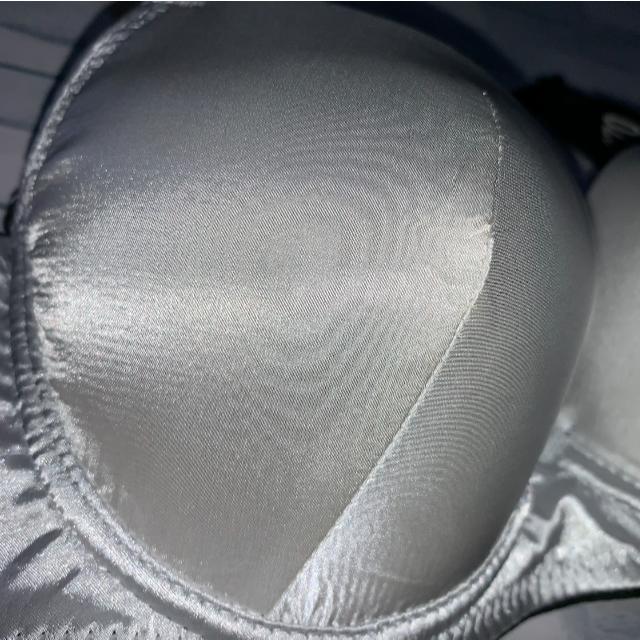 【匿名】背中見せサテンブラ＆ショーツ C70　ホワイト 2422 レディースの下着/アンダーウェア(ブラ&ショーツセット)の商品写真