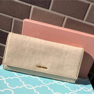 ミュウミュウ(miumiu)のMIUMIU長財布 型押しクロコ 𓍯(財布)