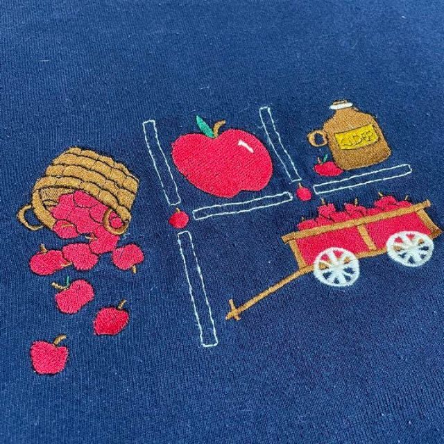 FRUIT OF THE LOOM(フルーツオブザルーム)のUS古着 米国製 フルーツオブザルーム リンゴ りんご刺繍 スウェット XL 紺 メンズのトップス(スウェット)の商品写真