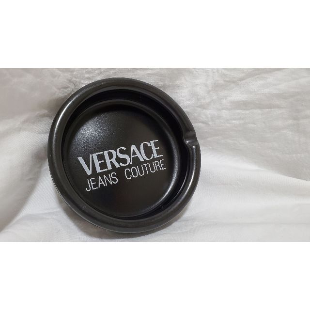 VERSACE(ヴェルサーチ)の正規未レア 非売品 ヴェルサーチジーンズ ロゴ文字 灰皿 黒 白 アッシュトレイ インテリア/住まい/日用品のインテリア小物(灰皿)の商品写真