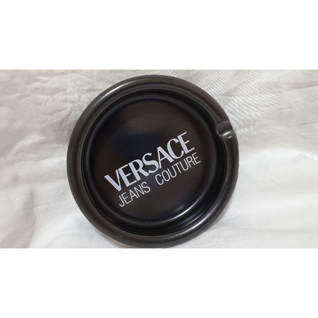 VERSACE(ヴェルサーチ)の正規未レア 非売品 ヴェルサーチジーンズ ロゴ文字 灰皿 黒 白 アッシュトレイ インテリア/住まい/日用品のインテリア小物(灰皿)の商品写真