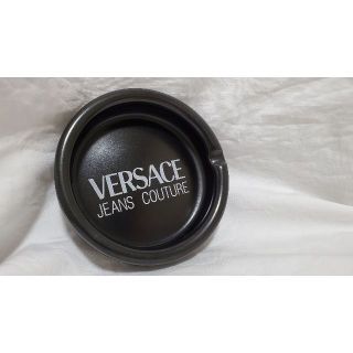 ヴェルサーチ(VERSACE)の正規未レア 非売品 ヴェルサーチジーンズ ロゴ文字 灰皿 黒 白 アッシュトレイ(灰皿)