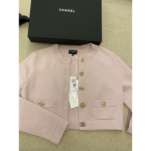 CHANEL(シャネル)の専用CHANEL 新作ピンクカーディガン レディースのトップス(カーディガン)の商品写真