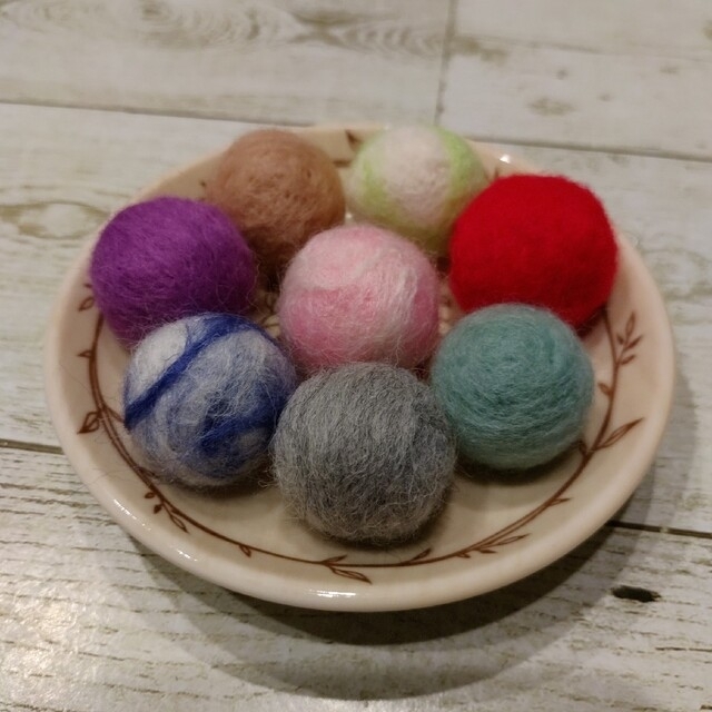 羊毛フェルトボール 8個セット 鈴入り 猫 おもちゃ ハンドメイド | フリマアプリ ラクマ