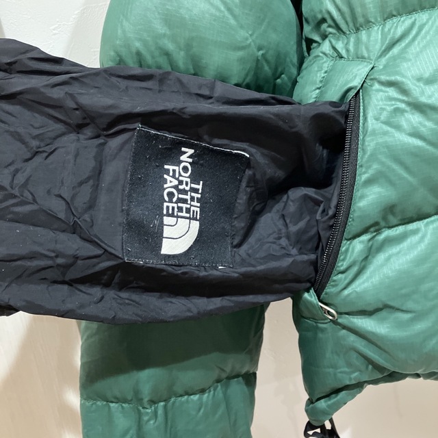 THE NORTH FACE(ザノースフェイス)の超定番 ノースフェイス ヌプシダウンジャケット 希少カラー 極暖 グリーン メンズのジャケット/アウター(ダウンジャケット)の商品写真