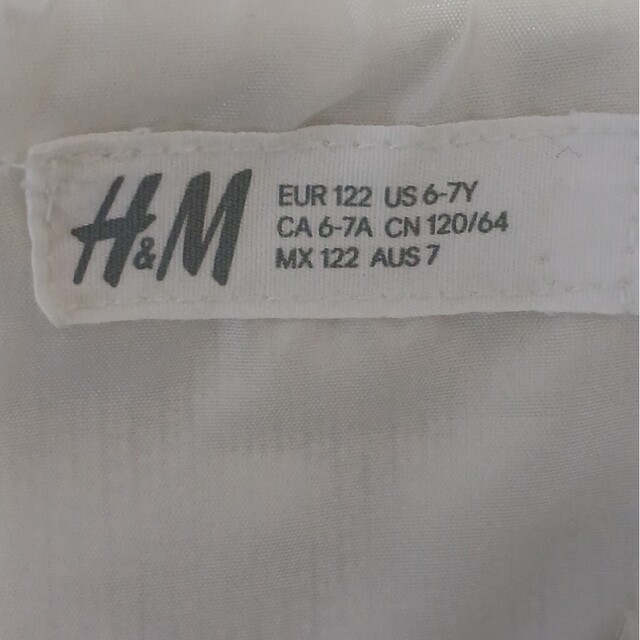 H&M(エイチアンドエム)のファーベスト　120　白 キッズ/ベビー/マタニティのキッズ服女の子用(90cm~)(ジャケット/上着)の商品写真