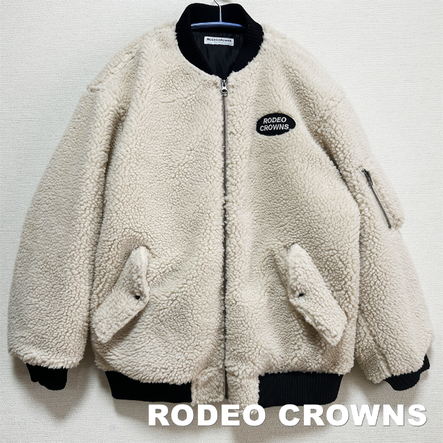 【RODEO CROWNS】バックビックロゴ ボンバーボアジャケット