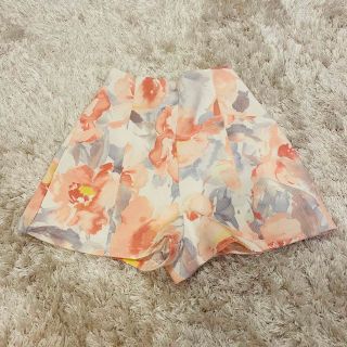 リュクスローズ(Luxe Rose)のLuxe Rose 花柄ショートパンツ(ショートパンツ)