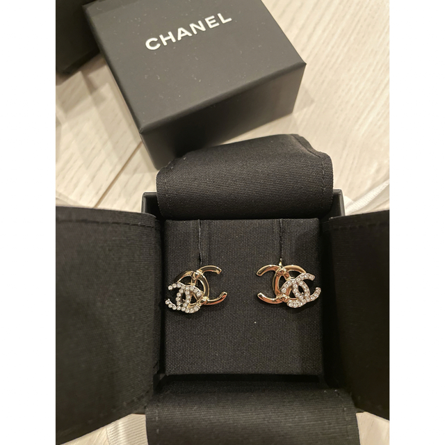 CHANEL(シャネル)の新品未使用　シャネル　ピアス　シャンパンゴールド　クルーズ　完売 レディースのアクセサリー(ピアス)の商品写真