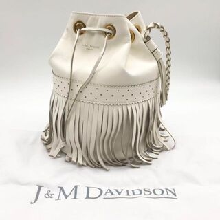 ジェイアンドエムデヴィッドソン(J&M DAVIDSON)の【未使用級】J&M DAVIDSON カーニバル L ホワイト フリンジ 巾着型(ショルダーバッグ)