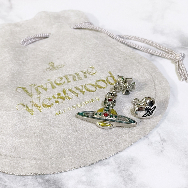 Vivienne Westwood(ヴィヴィアンウエストウッド)のヴィヴィアンウエストウッド エナメル ミニバスレリーフ ハート オーブ ピアス レディースのアクセサリー(ピアス)の商品写真