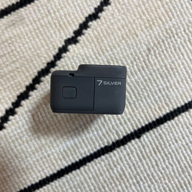 GoPro(ゴープロ)のGoPro HERO 7 silver スマホ/家電/カメラのカメラ(ビデオカメラ)の商品写真