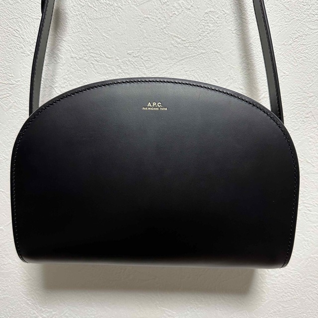 A.P.C. アーペーセー ハーフムーンバッグ スムースレザー ブラック