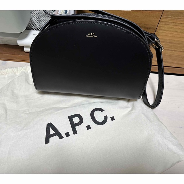 A.P.C(アーペーセー)のA.P.C. アーペーセー　ハーフムーンバッグ　スムースレザー　ブラック レディースのバッグ(ショルダーバッグ)の商品写真