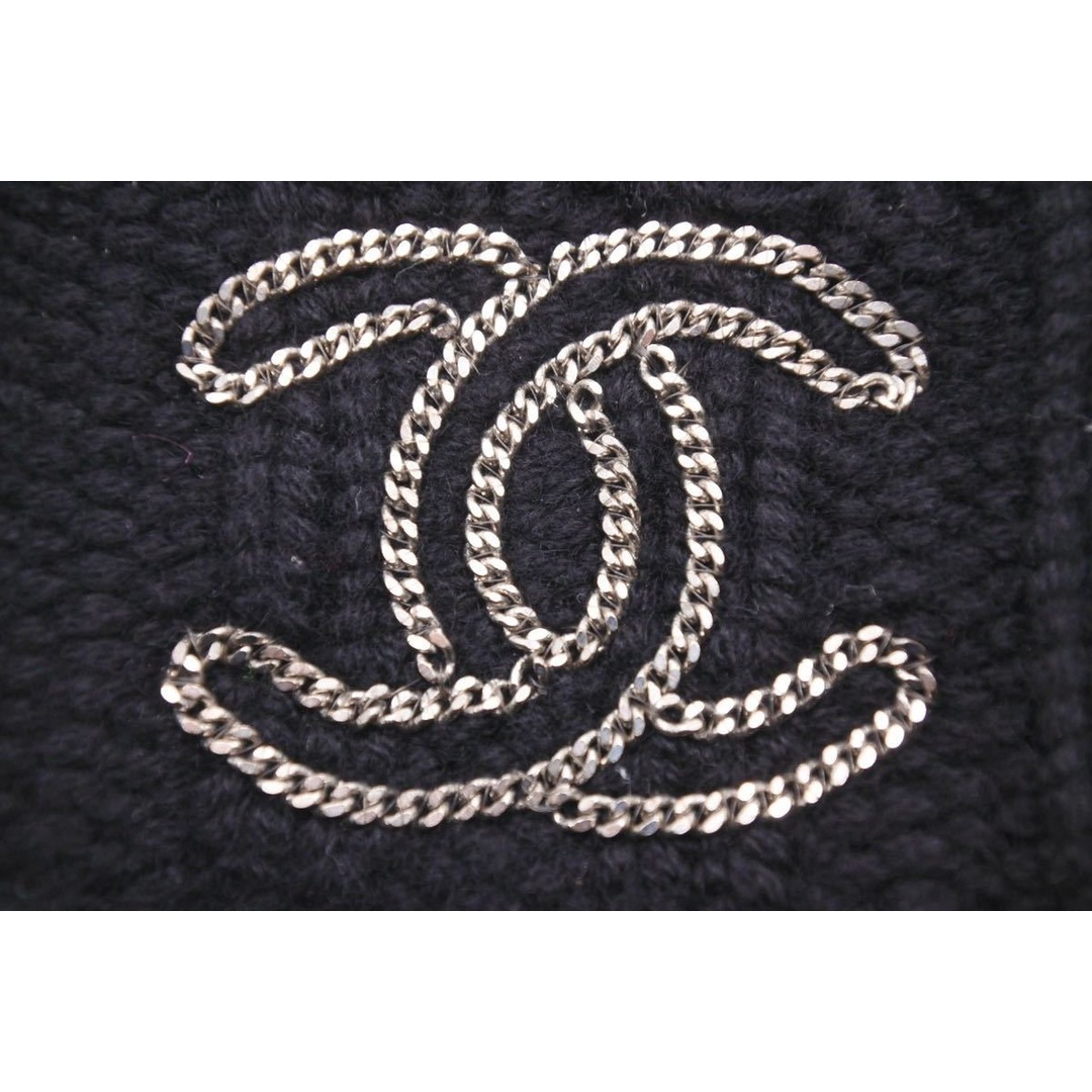 CHANEL(シャネル)のCHANEL シャネル ニット帽 ニットキャップ 帽子 ポンポン ココマーク ロゴ カシミヤ ブラック シルバー金具 良品 中古 45867 レディースの帽子(ニット帽/ビーニー)の商品写真