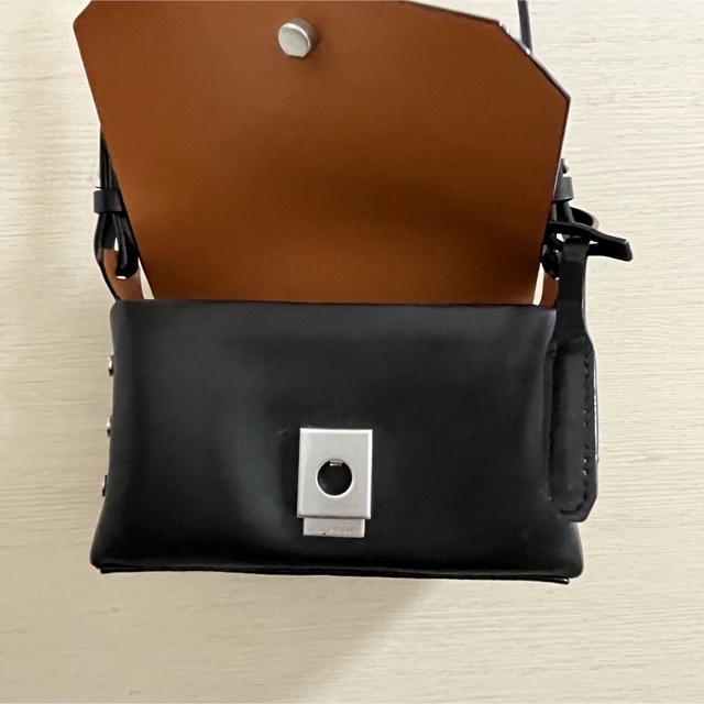 Charles and Keith(チャールズアンドキース)のチャールズアンドキースフロントフラップレクタングルミニバッグ黒ブラックショルダー レディースのバッグ(ショルダーバッグ)の商品写真