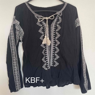 ケービーエフプラス(KBF+)のKBF+ 黒　刺繍　ブラウス(シャツ/ブラウス(長袖/七分))