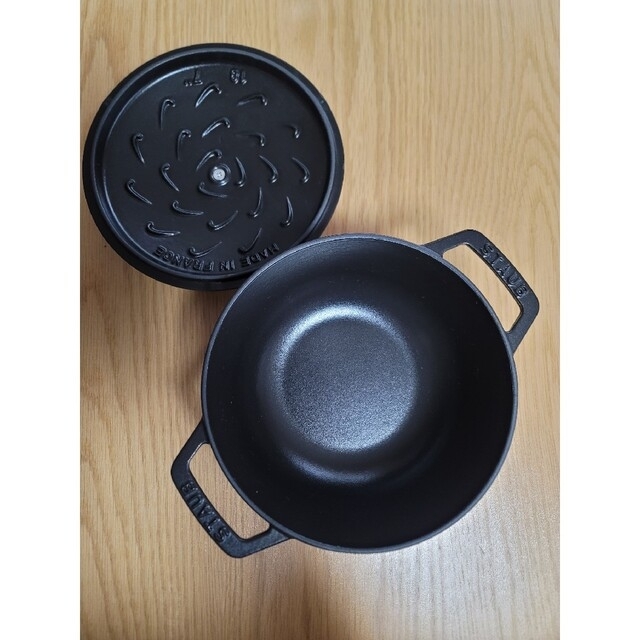 STAUB(ストウブ)のstaub ストウブ ブラック ワナベ M 18cm  両手鍋 鋳物 ホーロー インテリア/住まい/日用品の日用品/生活雑貨/旅行(日用品/生活雑貨)の商品写真