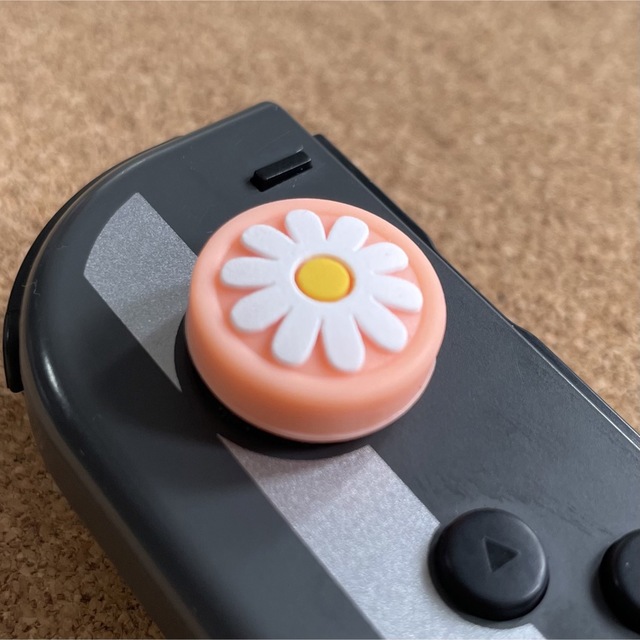 Nintendo Switch(ニンテンドースイッチ)のお花　Switch　ジョイコン　スティックカバー　ピンク&オレンジ　4個セット エンタメ/ホビーのゲームソフト/ゲーム機本体(その他)の商品写真