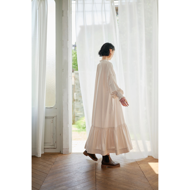 【新品未使用】FRILL COLLAR SHIRRING DRESS レディースのワンピース(ロングワンピース/マキシワンピース)の商品写真