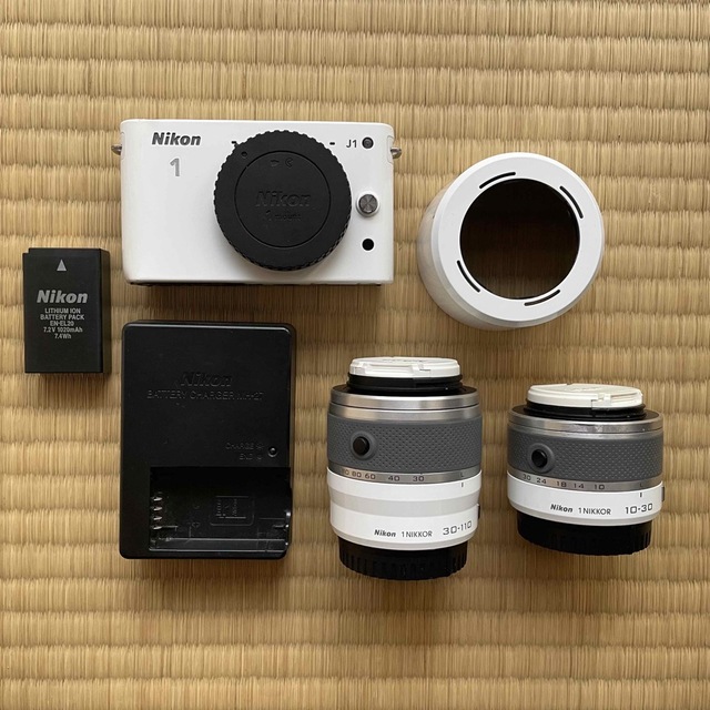 Nikon(ニコン)の一眼レフカメラ Nikon J1 ホワイト スマホ/家電/カメラのカメラ(コンパクトデジタルカメラ)の商品写真