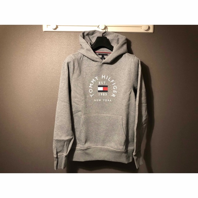 TOMMY HILFIGER(トミーヒルフィガー)の★限定価格★TOMMY HILFIGER アーチロゴフーディ メンズのトップス(パーカー)の商品写真