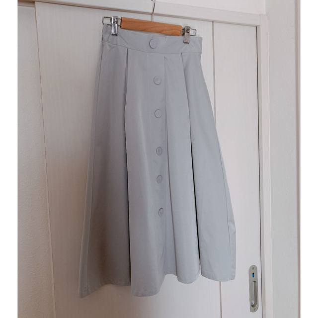 Etienne Aigner's(エティエンヌアイグナー)のアイロンなしでOK ライトグレーのフレアスカート レディースのスカート(ひざ丈スカート)の商品写真