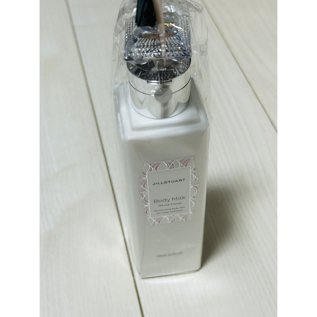 JILLSTUART(ジルスチュアート)のジルスチュアート　ボディミルク　プレゼント用 コスメ/美容のボディケア(ボディローション/ミルク)の商品写真