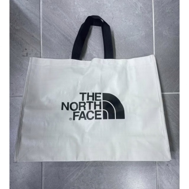 THE NORTH FACE(ザノースフェイス)の【新品】THE NORTH FACE ショッパーバック ナイロンバック Mサイズ レディースのバッグ(トートバッグ)の商品写真