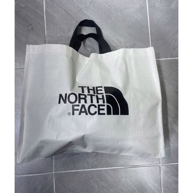 THE NORTH FACE(ザノースフェイス)の【新品】THE NORTH FACE ショッパーバック ナイロンバック Mサイズ レディースのバッグ(トートバッグ)の商品写真