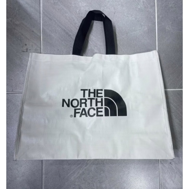 THE NORTH FACE(ザノースフェイス)の【新品】THE NORTH FACE ショッパーバック ナイロンバック Mサイズ レディースのバッグ(トートバッグ)の商品写真