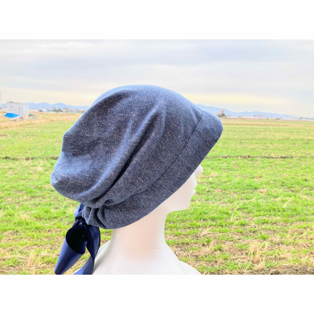 デニム風ニット生地の医療用帽子／ネイビーブルーのリボン付き／保護帽子 ハンドメイドのファッション小物(帽子)の商品写真