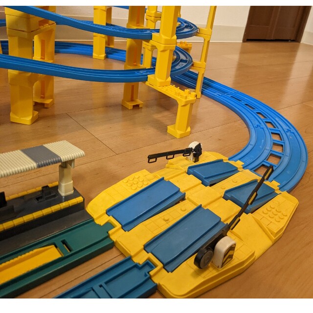 プラレール立体特大レイアウト 3台同時走行 駅、複線、鉄橋-eastgate.mk