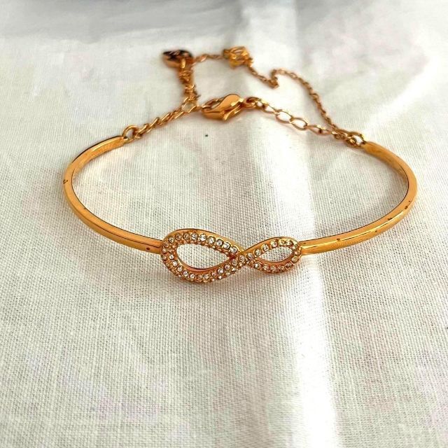 【ほぼ新品】SWAROVSKIスワロフスキー インフィニティ ブレスレット 人気