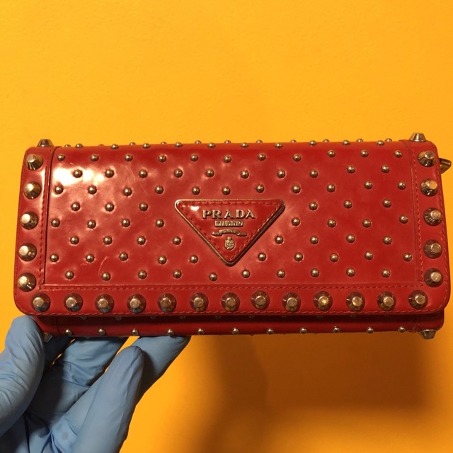 スタッズ財布美品★PRADA プラダ★超希少 スタッズ 大小付き★エナメル長財布　お洒落な赤