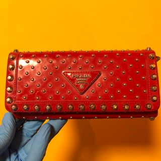 プラダ(PRADA)の美品★PRADA プラダ★超希少 スタッズ 大小付き★エナメル長財布　お洒落な赤(財布)