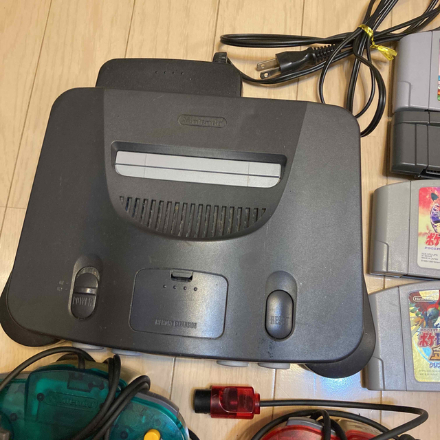 NINTENDO 64(ニンテンドウ64)のNintendo64 任天堂64  本体一式　ソフト五本 エンタメ/ホビーのゲームソフト/ゲーム機本体(家庭用ゲーム機本体)の商品写真