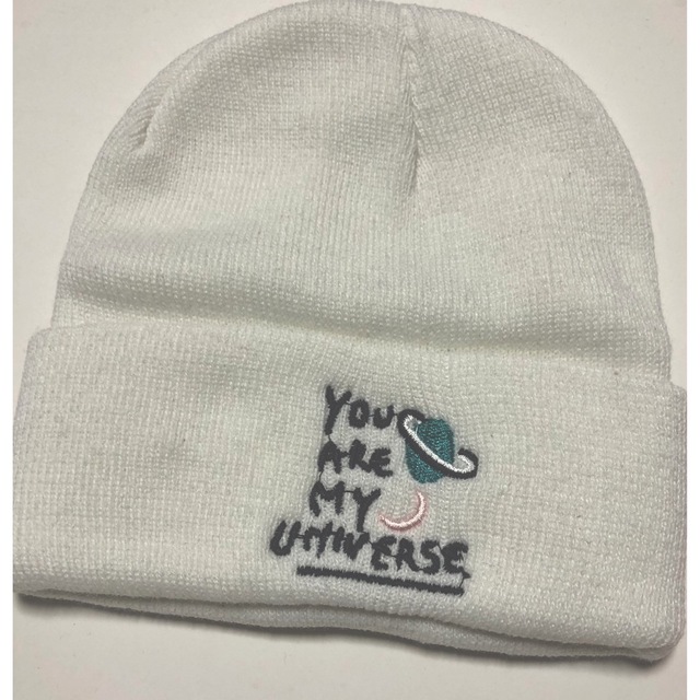 防弾少年団(BTS)(ボウダンショウネンダン)のBTS MY UNIVERSE ニット帽　ホワイト エンタメ/ホビーのタレントグッズ(アイドルグッズ)の商品写真