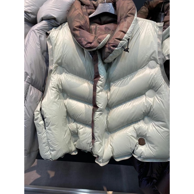 MONCLER(モンクレール)のmoncler geniusモンクレールdingyun zhangダウン ベスト レディースのジャケット/アウター(ダウンベスト)の商品写真