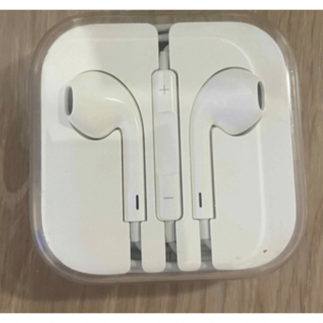 Apple(アップル)の新品イヤフォン スマホ/家電/カメラのオーディオ機器(ヘッドフォン/イヤフォン)の商品写真