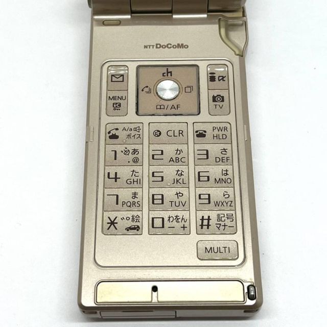 Panasonic(パナソニック)のdocomo P905i ゴールド FOMA ガラケー ワンプッシュオープン スマホ/家電/カメラのスマートフォン/携帯電話(携帯電話本体)の商品写真