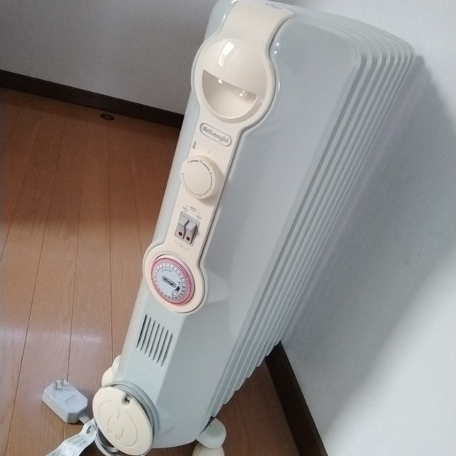 DeLonghi(デロンギ)のデロンギ　オイルヒーター スマホ/家電/カメラの冷暖房/空調(オイルヒーター)の商品写真