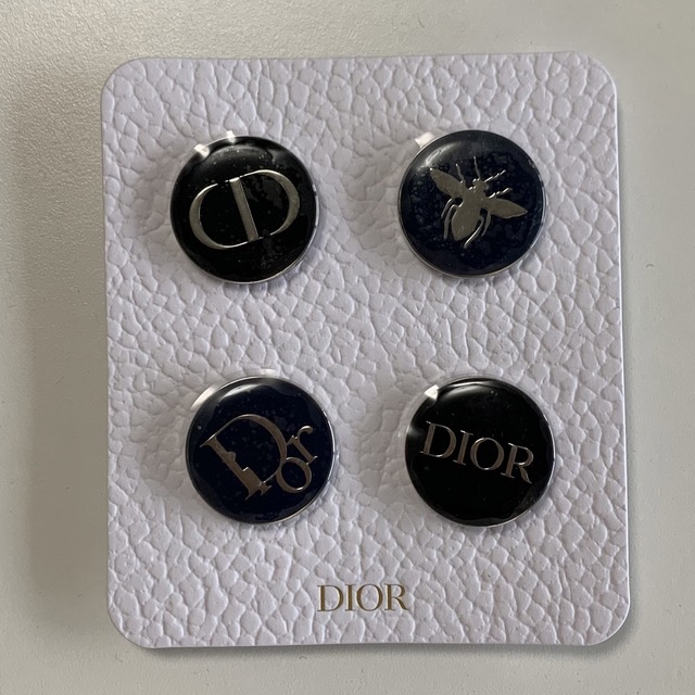 Christian Dior(クリスチャンディオール)のディオール　ノベルティ　ピンバッチ エンタメ/ホビーのアニメグッズ(バッジ/ピンバッジ)の商品写真