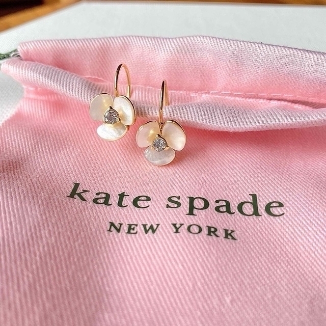 kate spade new york(ケイトスペードニューヨーク)の☻眼鏡様専用☻ kate spade ケイトスペード白蝶貝 花 ピアス レディースのアクセサリー(ピアス)の商品写真