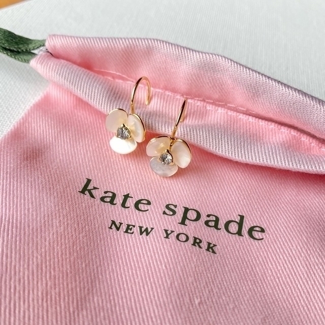 kate spade new york(ケイトスペードニューヨーク)の☻眼鏡様専用☻ kate spade ケイトスペード白蝶貝 花 ピアス レディースのアクセサリー(ピアス)の商品写真