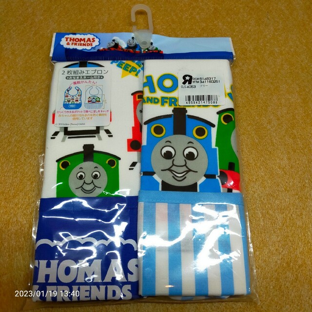 （新品）2枚組エプロンTHOMAS＆FRIENDS キッズ/ベビー/マタニティのこども用ファッション小物(ベビースタイ/よだれかけ)の商品写真